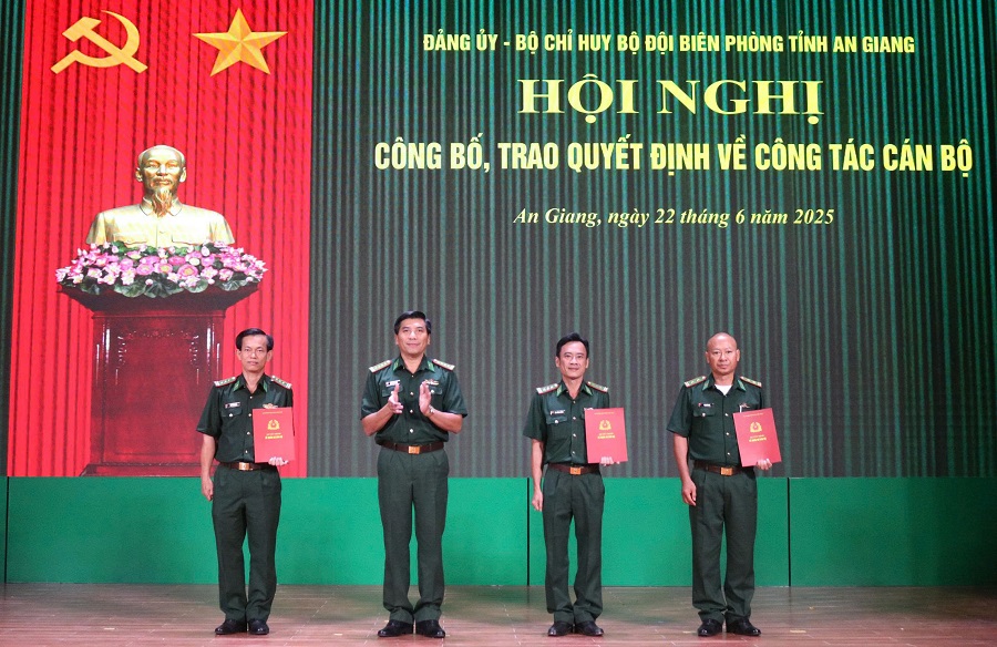 Trao quyết định nâng lương, thăng quân hàm cho các đồng chí. Trao quyết định nâng lương, thăng quân hàm cho các đồng chí.