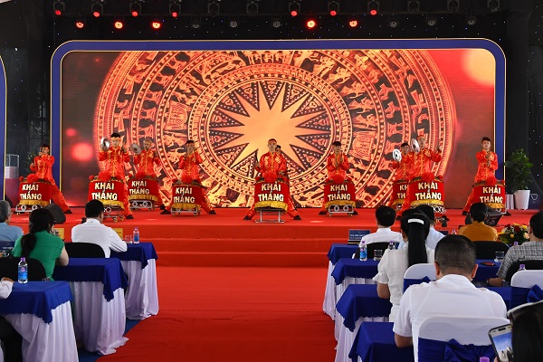 Trống hội mở màn