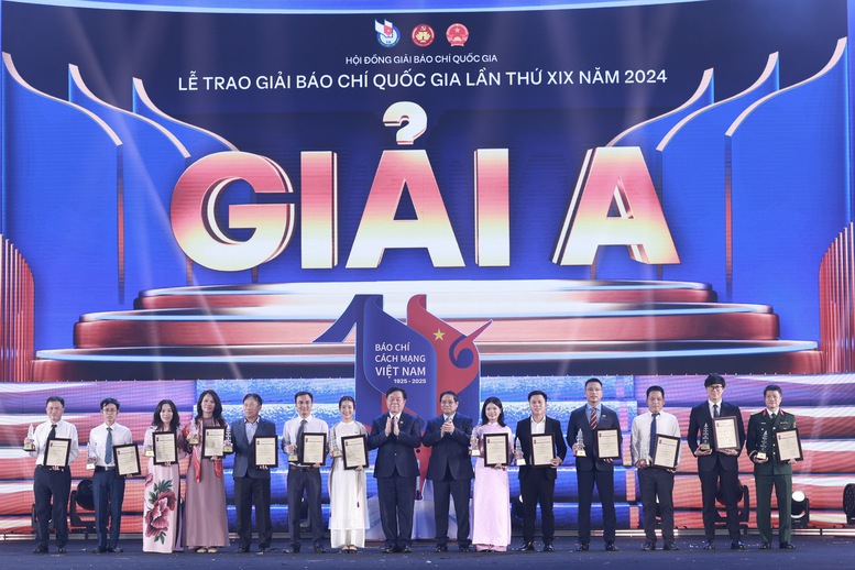Thủ tướng Phạm Minh Chính, Trưởng Ban Tuyên giáo và Dân vận Trung ương Nguyễn Trọng Nghĩa trao giải A cho các tác giả, nhóm tác giả đoạt giải - Ảnh: VGP/Nhật Bắc Thủ tướng Phạm Minh Chính, Trưởng Ban Tuyên giáo và Dân vận Trung ương Nguyễn Trọng Nghĩa trao giải A cho các tác giả, nhóm tác giả đoạt giải - Ảnh: VGP/Nhật Bắc