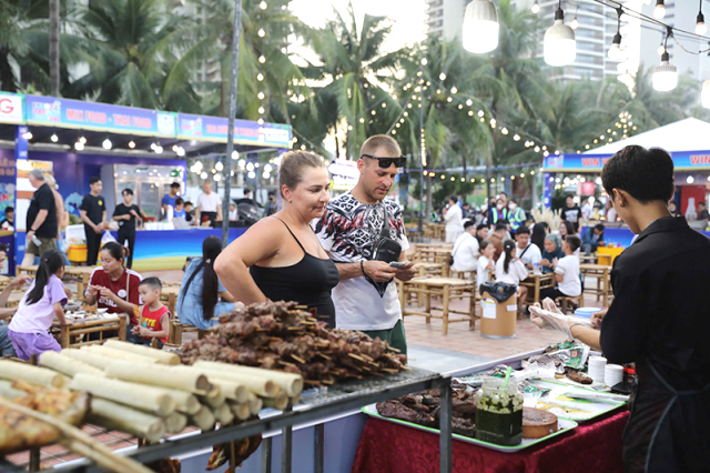 Khách thập phương tìm hiểu và hứng thú với các món ăn truyền thống đặc trưng Việt Nam Khách thập phương tìm hiểu và hứng thú với các món ăn truyền thống đặc trưng Việt Nam