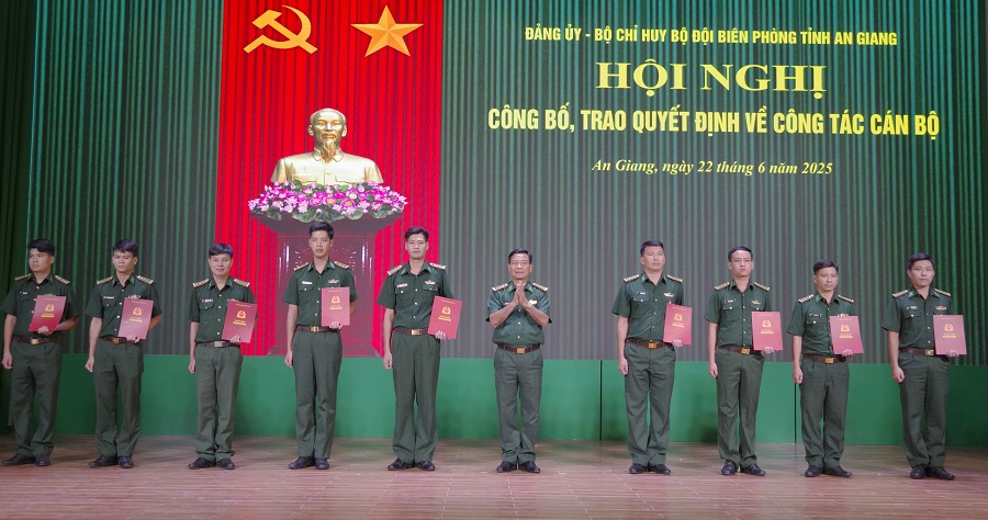 Trao quyết định điều động cho các đồng chí về BĐBP các tỉnh nhận công tác