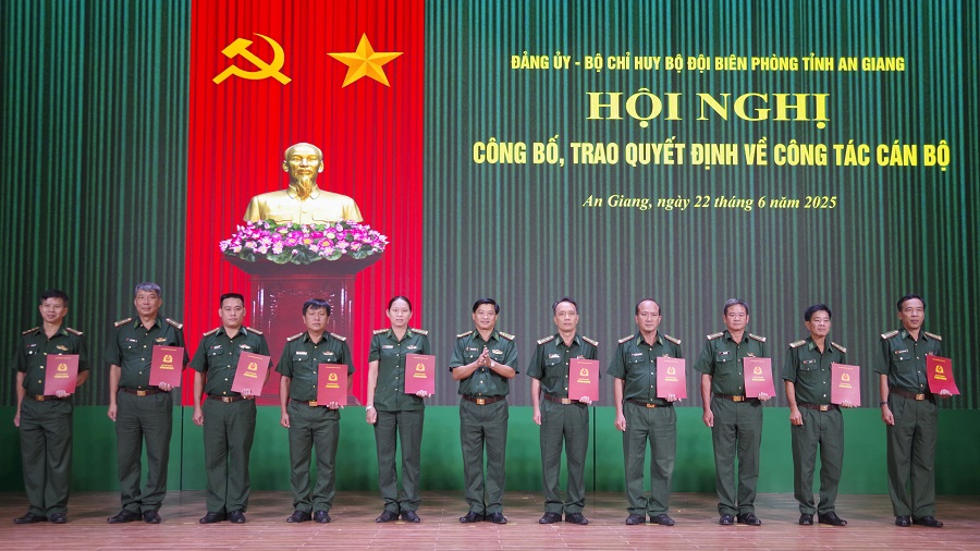 Trao quyết định điều động cho các đồng chí quân nhân chuyên nghiệp.