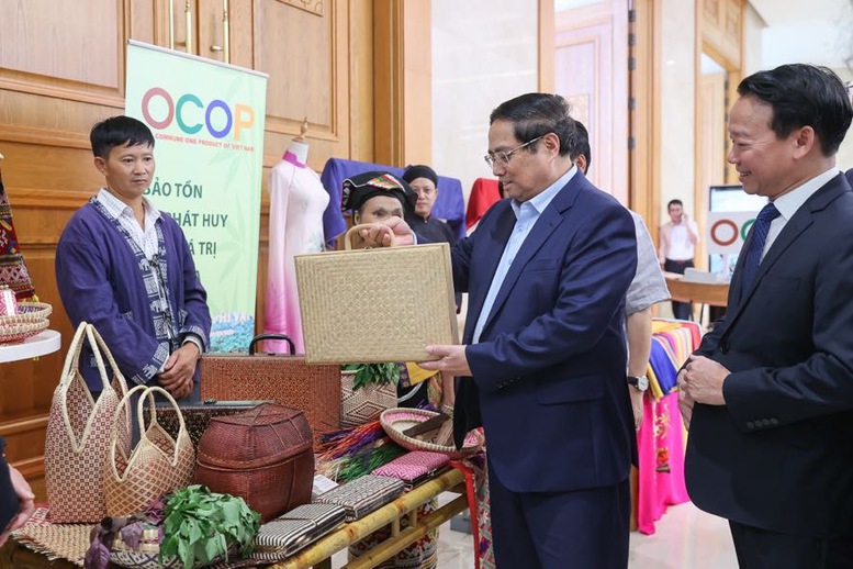 Thủ tướng Phạm Minh Chính cùng các đại biểu tham quan các gian trưng bày các sản phẩm nông nghiệp tiêu biểu - Ảnh: VGP/Nhật Bắc