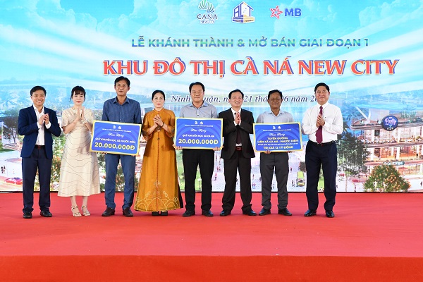 HĐQT CTCP ACT Holdings trao tặng quỹ khuyến học xã Phước Diêm 20 triệu đồng và quỹ khuyến học xã Cà Ná 20 triệu đồng. Tổng số tiền ACT Holdings trao tặng địa phương đợt này là 12.040.000.000 đồng