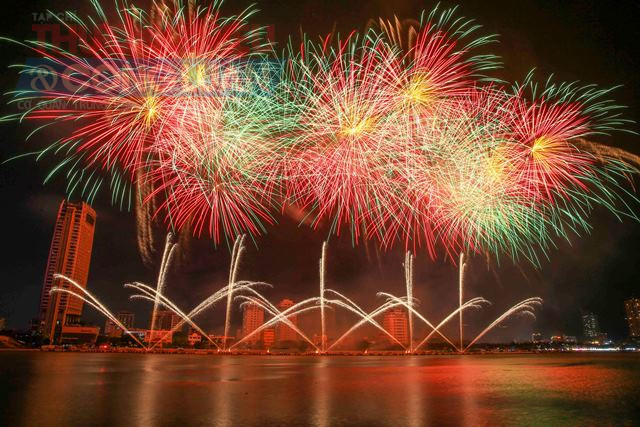 Đội Pyrotex Fireworx đến từ Vương quốc Anh, trở lại sông Hàn với một phần trình diễn được ví như bản hòa nhạc điện ảnh thấm đẫm chất thơ mang tên “Sóng cảm xúc”