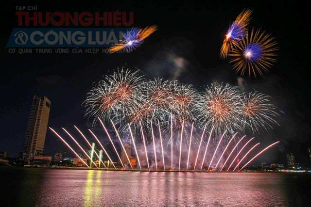 Đội pháo hoa Macedos Pirotecnia đến từ Bồ Đào Nha đã thổi bùng không khí sân khấu Đà Nẵng bằng một bản rock concert đích thực trên nền trời đêm sông Hàn