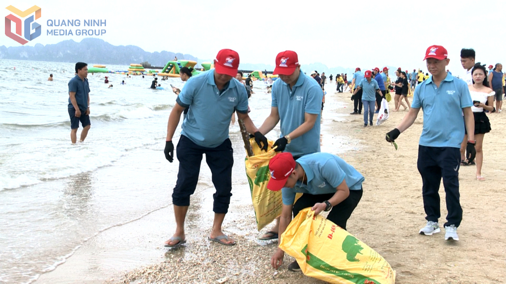 Hoạt dộng dọn dẹp bãi biển trong khuôn khổ lễ phát động. Hoạt dộng dọn dẹp bãi biển trong khuôn khổ lễ phát động.