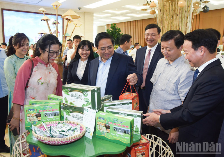 Thủ tướng Phạm Minh Chính tham quan một gian trưng bày sản phẩm OCOP (Ảnh: Trần Hải).