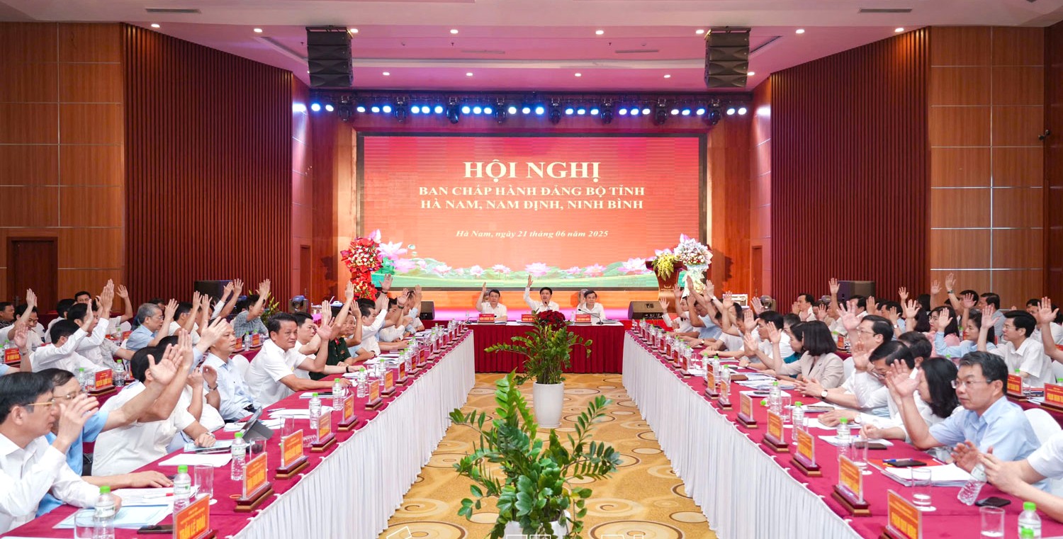 Các đại biểu biểu quyết thông qua các Đề án trình tại hội nghị.