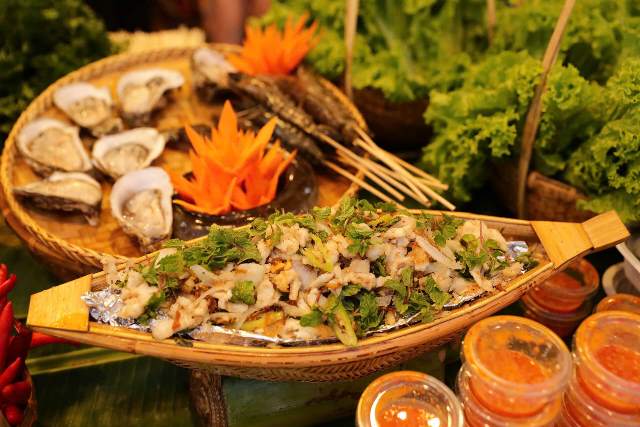 Với 50 gian hàng được bố trí theo phong cách mở mang đến cho du khách hành trình khám phá ẩm thực đa sắc màu. Với 50 gian hàng được bố trí theo phong cách mở mang đến cho du khách hành trình khám phá ẩm thực đa sắc màu.