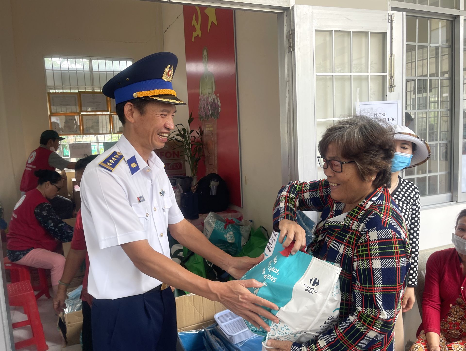 Đại tá Lê Văn Tú, Chính ủy BTL Vùng CSB 3 trao quà cho nhân dân khi đến khám bệnh miễn phí