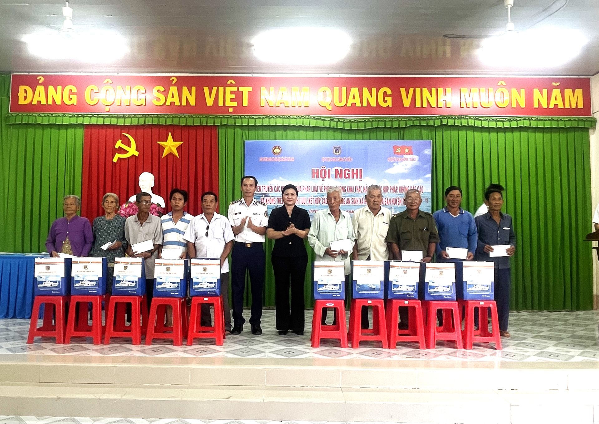 Đại tá Lê Văn Tú, Chính ủy BTL Vùng CSB 3 và lãnh đạo địa phương trao quà cho gia đình chính sachsm gia đình có hoàn cảnh khó khăn