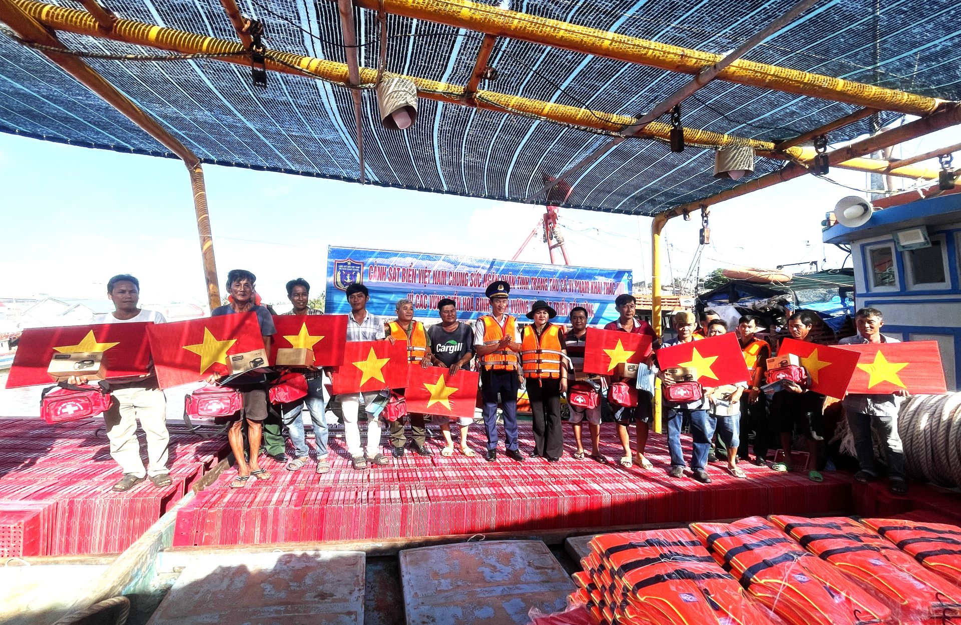 Lan tỏa ý nghĩa chương trình “Cảnh sát Biển đồng hành với ngư dân” tại Định An