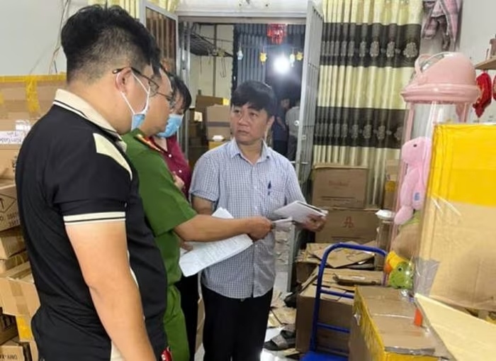 TP HCM: Triệt phá đường dây sản xuất, buôn bán nước hoa giả với số lượng đặc biệt lớn
