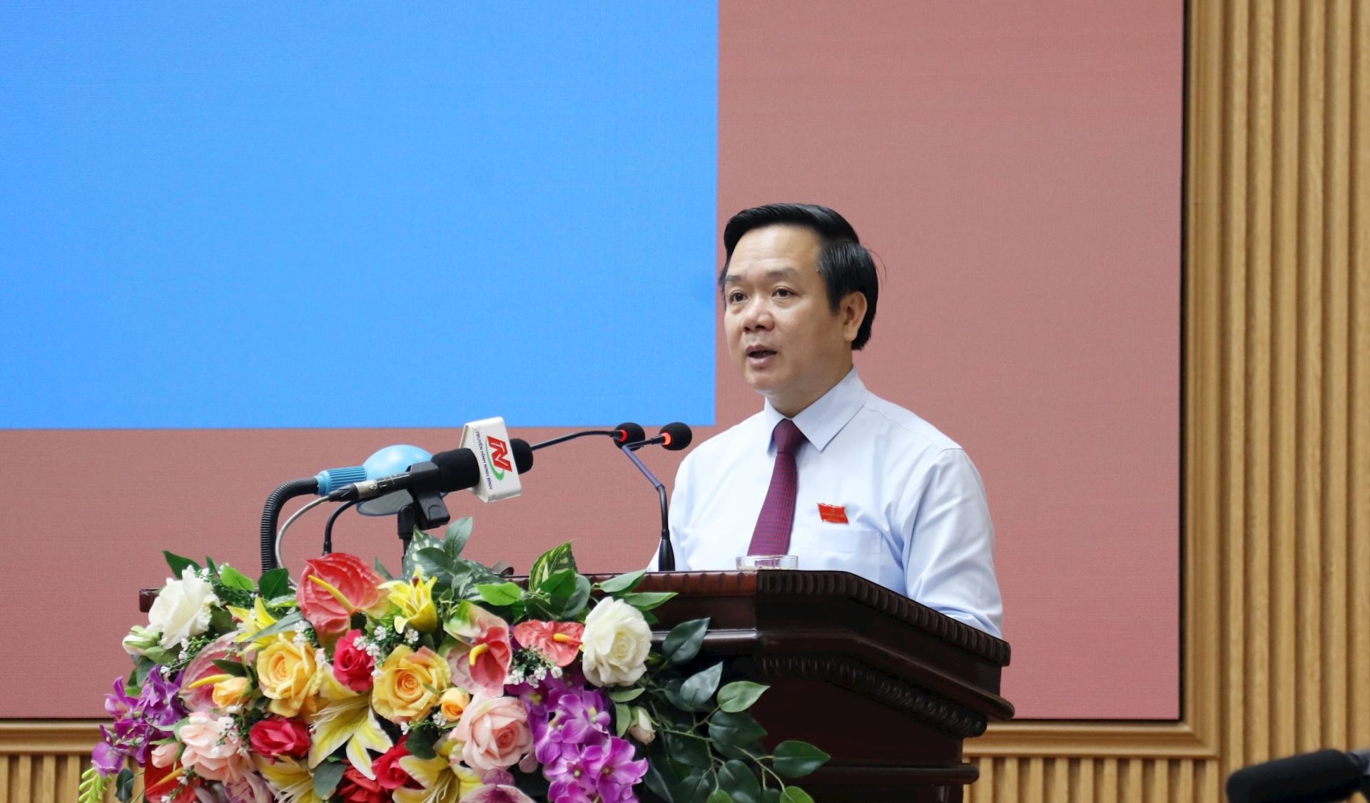 Chủ tịch UBND tỉnh Ninh Bình Phạm Quang Ngọc trình bày Báo cáo tóm tắt tình hình kinh tế - xã hội 6 tháng đầu năm Chủ tịch UBND tỉnh Ninh Bình Phạm Quang Ngọc trình bày Báo cáo tóm tắt tình hình kinh tế - xã hội 6 tháng đầu năm