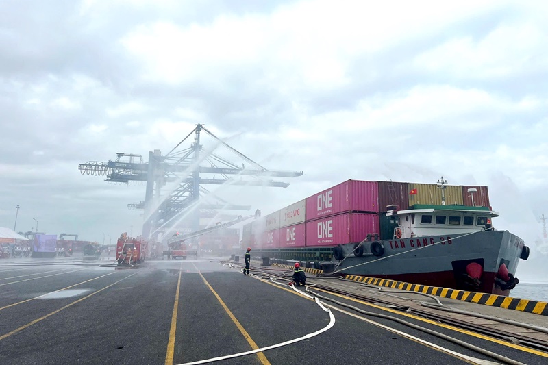 Các lực lượng diễn tập xử lý tình huống từ phía đất liền Các lực lượng diễn tập xử lý tình huống từ phía đất liền