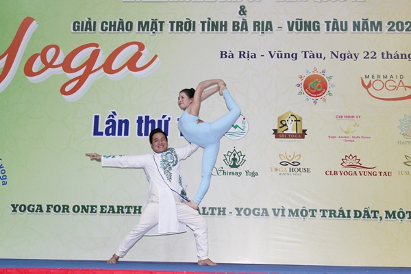 Huấn luyện viên Yoga biểu diễn