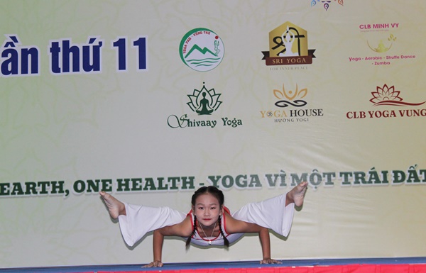 Bé Gia Linh, 10 tuổi, TP. Vũng Tàu biểu diễn bài Yoga tại chương trình