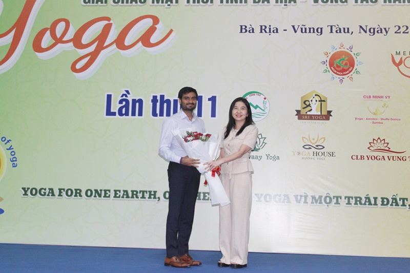 bà Trần Thị Thu Hiền, Phó Giám đốc Sở Văn hóa,Thể Thao và Du lịch tỉnh Bà Rịa – Vũng Tàu, Trưởng ban tổ chức tặng hoa cho đại diện Tổng Lãnh sự quán Ấn Độ tại TP. Hồ Chí Minh
