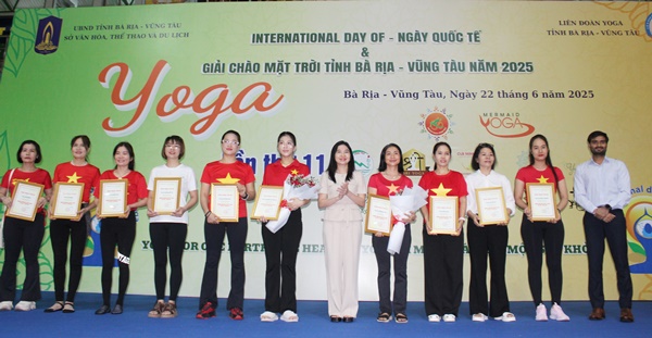 Ban tổ chức tặng hoa và ghi nhận sự đồng hành của các đơn vị tài trợ