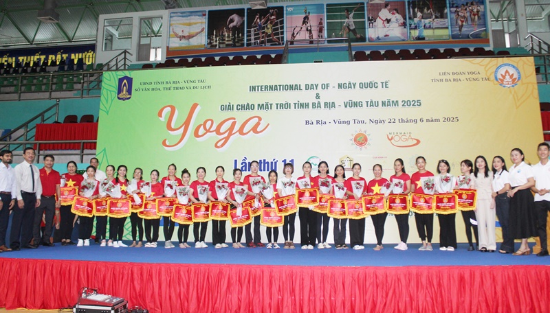 Ban tổ chức trao tặng cờ lưu niệm cho các CLB tham dự