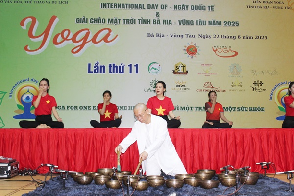 Các Yogi thực hiện bài đồng diễn trong tiếng chuông thiền nhẹ nhàng, sâu lắng