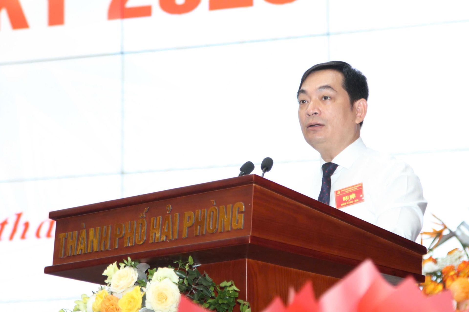 Đồng chí Trần Huy Kiên, Bí thư Đảng uỷ, Chánh Văn phòng UBND thành phố phát biểu tại Đại hội.