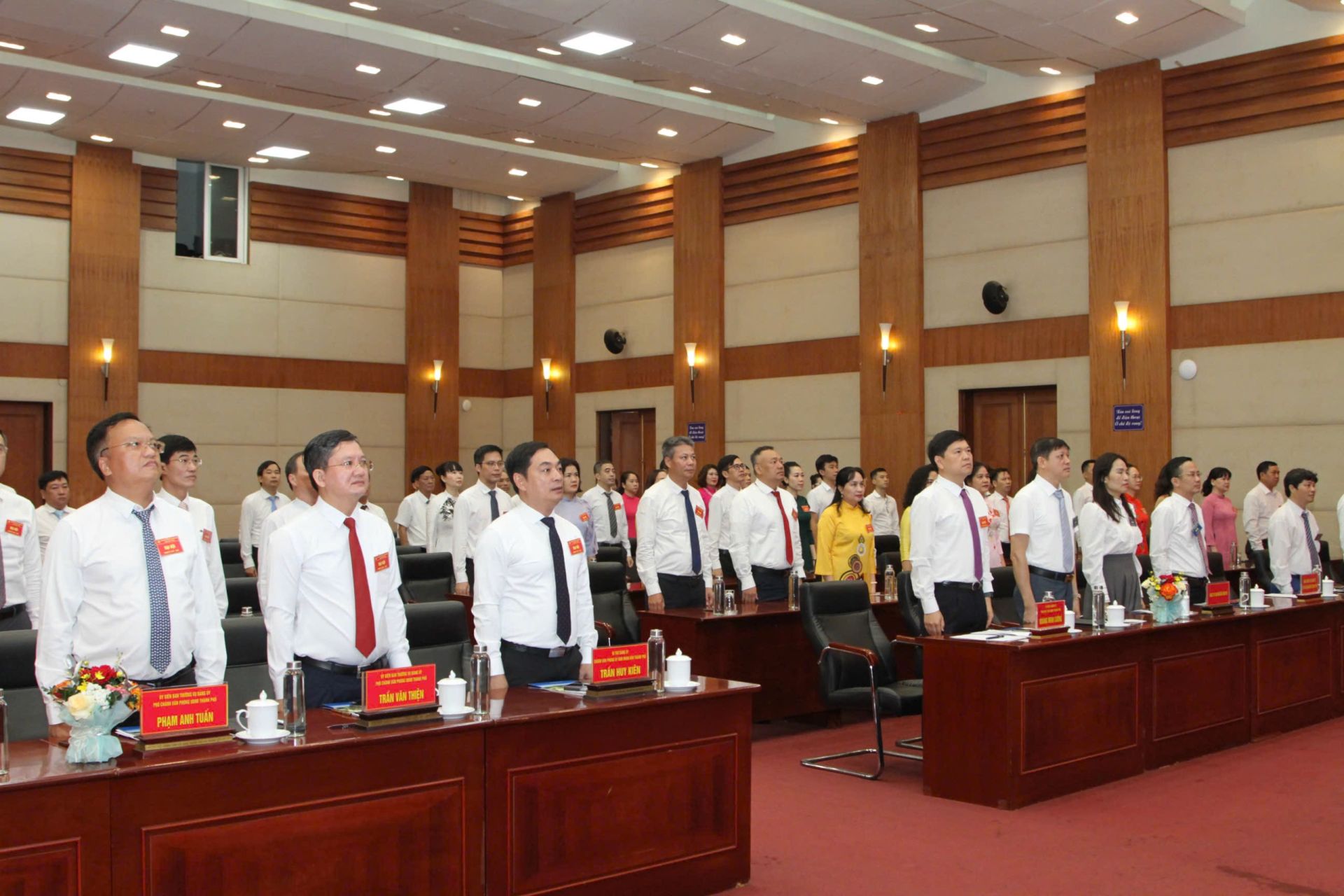 Các đại biểu làm Lễ chào cờ.