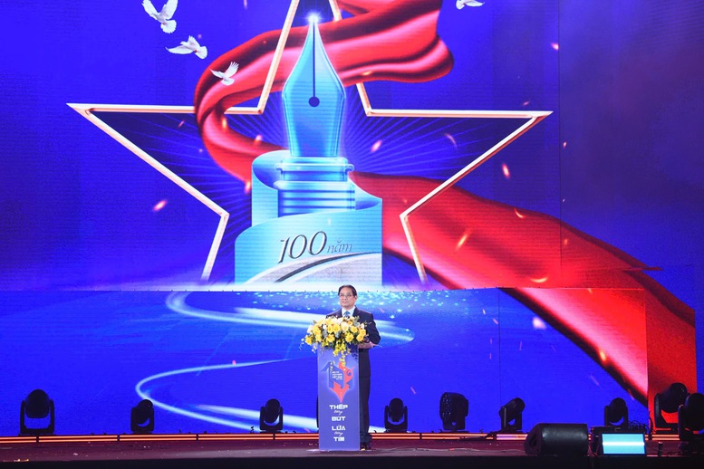 Thủ tướng nêu rõ Giải Báo chí quốc gia là Giải báo chí thường niên cao quý nhất nhằm tôn vinh các tác giả, tác phẩm có những đóng góp xuất sắc vào sự nghiệp phát triển báo chí nước nhà - Ảnh: VGP/Nhật Bắc Thủ tướng nêu rõ Giải Báo chí quốc gia là Giải báo chí thường niên cao quý nhất nhằm tôn vinh các tác giả, tác phẩm có những đóng góp xuất sắc vào sự nghiệp phát triển báo chí nước nhà - Ảnh: VGP/Nhật Bắc