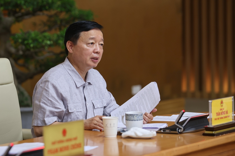 Thay mặt Thủ tướng Chính phủ, Phó Thủ tướng Trần Hồng Hà điều hành phần báo cáo, thảo luận tại phiên họp - Ảnh: VGP/Nhật Bắc