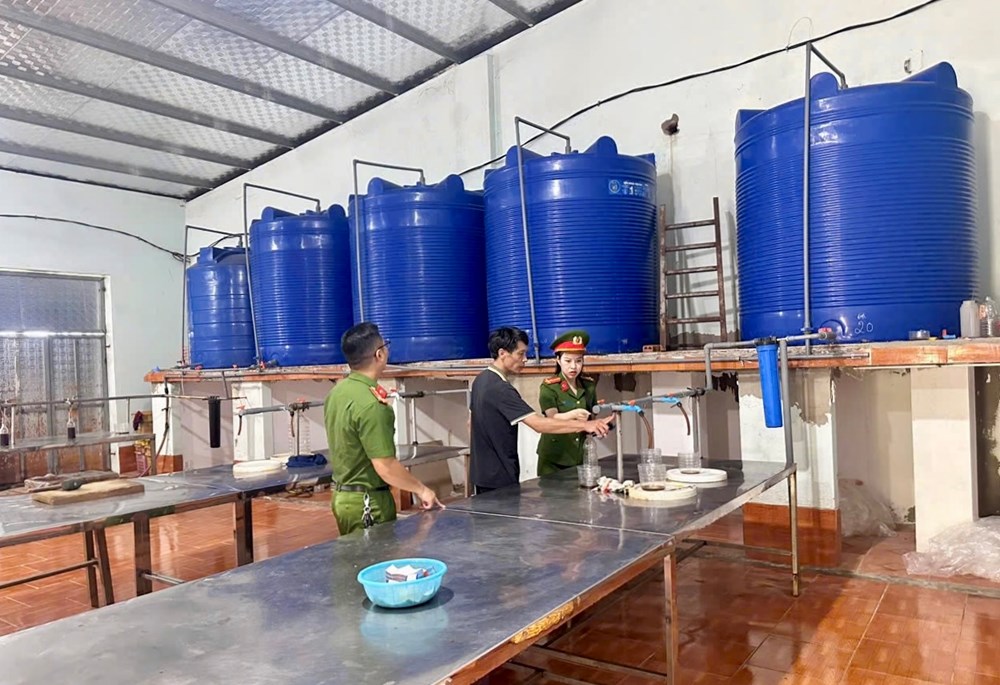 Công an Thanh Hóa xác minh vụ hàng nghìn chai nước mắm bị vứt bỏ ở Quảng Nam