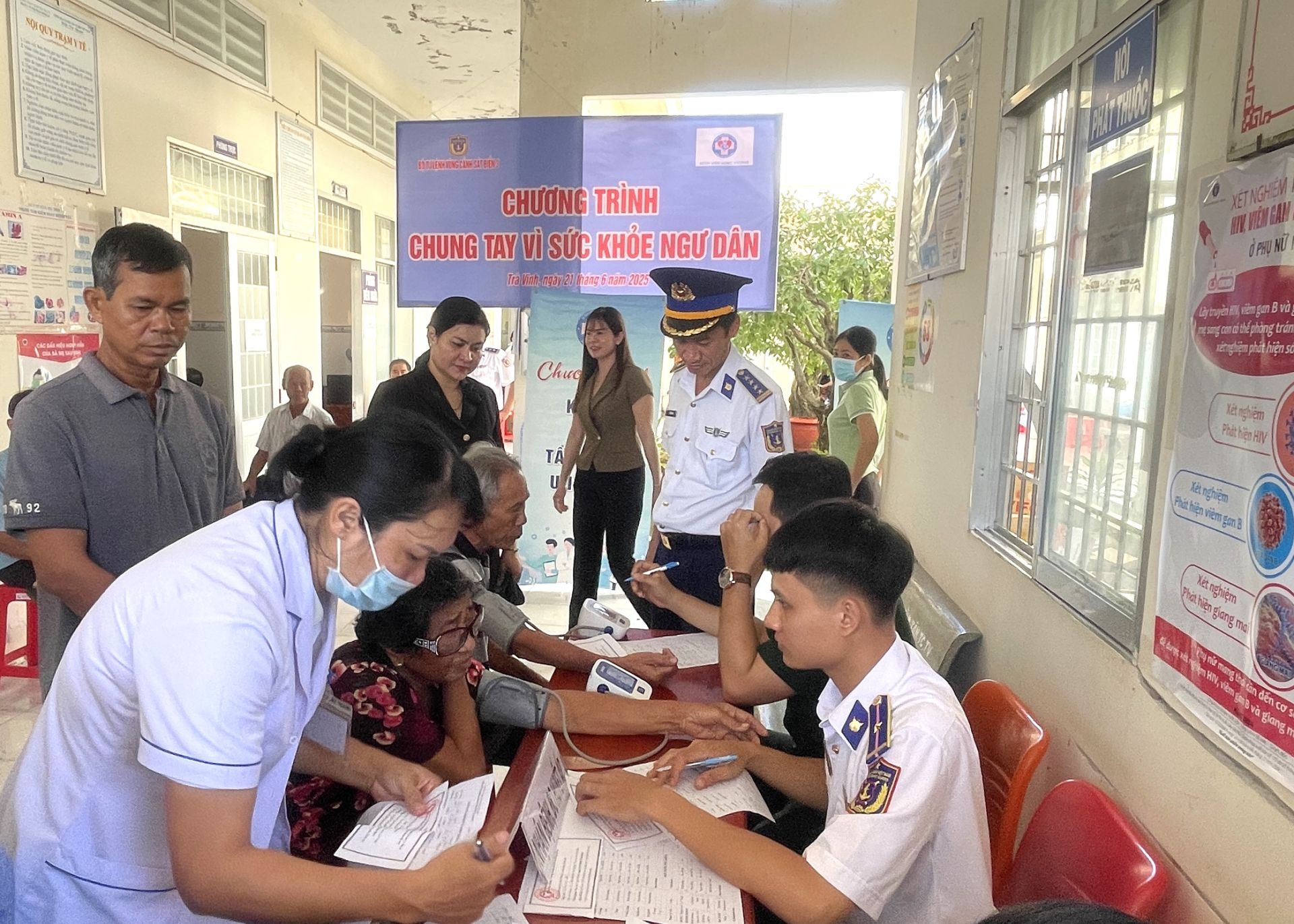 Kham bệnh cấp thuốc cho nhân dân thị trấn Định An.JPG