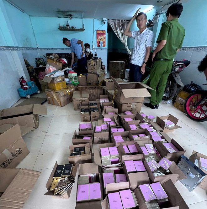 TP. HCM triệt phá đường dây buôn bán nước hoa giả quy mô lớn, bắt giữ 7 đối tượng