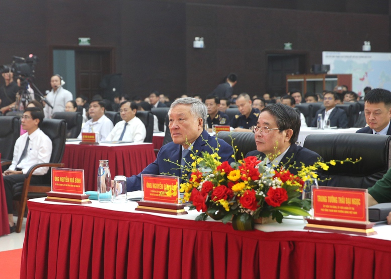 Phó Thủ tướng Thường trực Chính phủ Nguyễn Hòa Bình, Phó Chủ tịch Quốc hội Nguyễn Đức Hải và các đại biểu dự Lễ công bố Quyết định của Thủ tướng Chính phủ về việc thành lập Khu thương mại tự do thành phố Đà Nẵng - Ảnh: VGP/Nguyễn Hoàng Phó Thủ tướng Thường trực Chính phủ Nguyễn Hòa Bình, Phó Chủ tịch Quốc hội Nguyễn Đức Hải và các đại biểu dự Lễ công bố Quyết định của Thủ tướng Chính phủ về việc thành lập Khu thương mại tự do thành phố Đà Nẵng - Ảnh: VGP/Nguyễn Hoàng