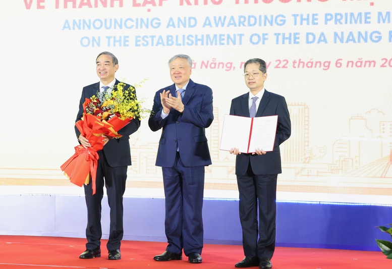 Phó Thủ tướng Thường trực Chính phủ Nguyễn Hòa Bình trao Quyết định của Thủ tướng về việc thành lập Khu thương mại tự do thành phố Đà Nẵng cho lãnh đạo thành phố - Ảnh: VGP/Nguyễn Hoàng Phó Thủ tướng Thường trực Chính phủ Nguyễn Hòa Bình trao Quyết định của Thủ tướng về việc thành lập Khu thương mại tự do thành phố Đà Nẵng cho lãnh đạo thành phố - Ảnh: VGP/Nguyễn Hoàng