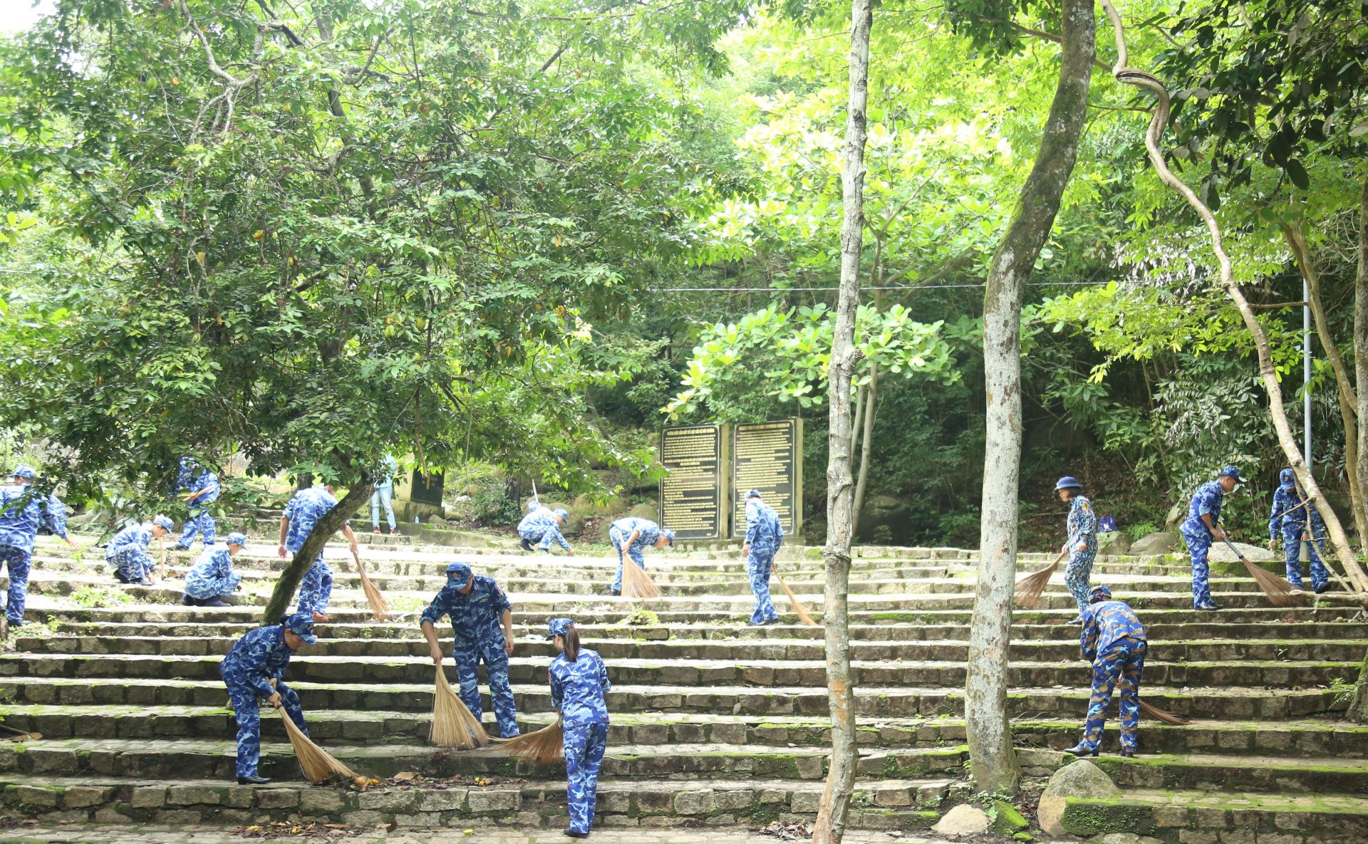 Cán bộ, đoàn viên, hội viên phụ nữ đơn vị  tham gia vệ sinh Khu di tích