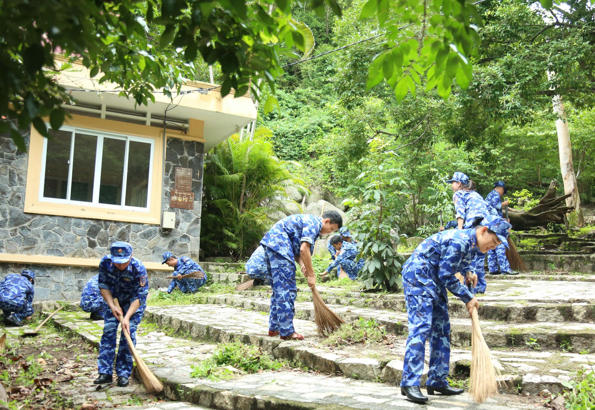 Tham gia vệ sinh Khu di tích