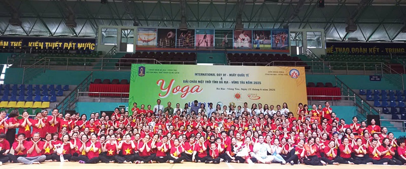 Các đại biểu cùng Yogi chụp hình lưu niệm Các đại biểu cùng Yogi chụp hình lưu niệm