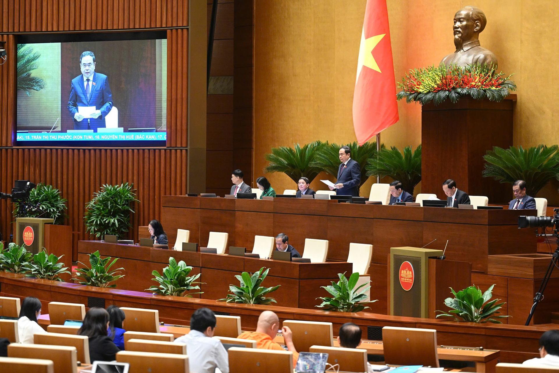 Hôm nay, Quốc hội thảo luận ở hội trường 1 Nghị quyết, tại tổ 5 dự án Luật