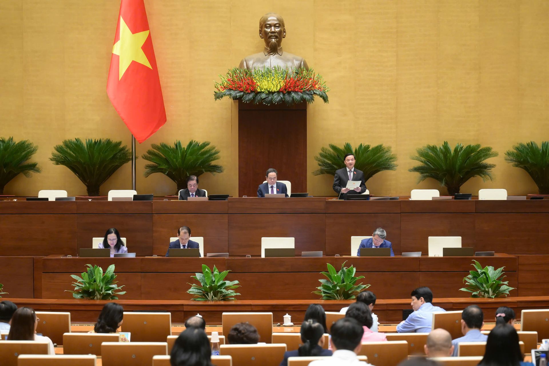 Phó Chủ tịch Quốc hội Nguyễn Khắc Định điều hành nội dung phiên thảo luận