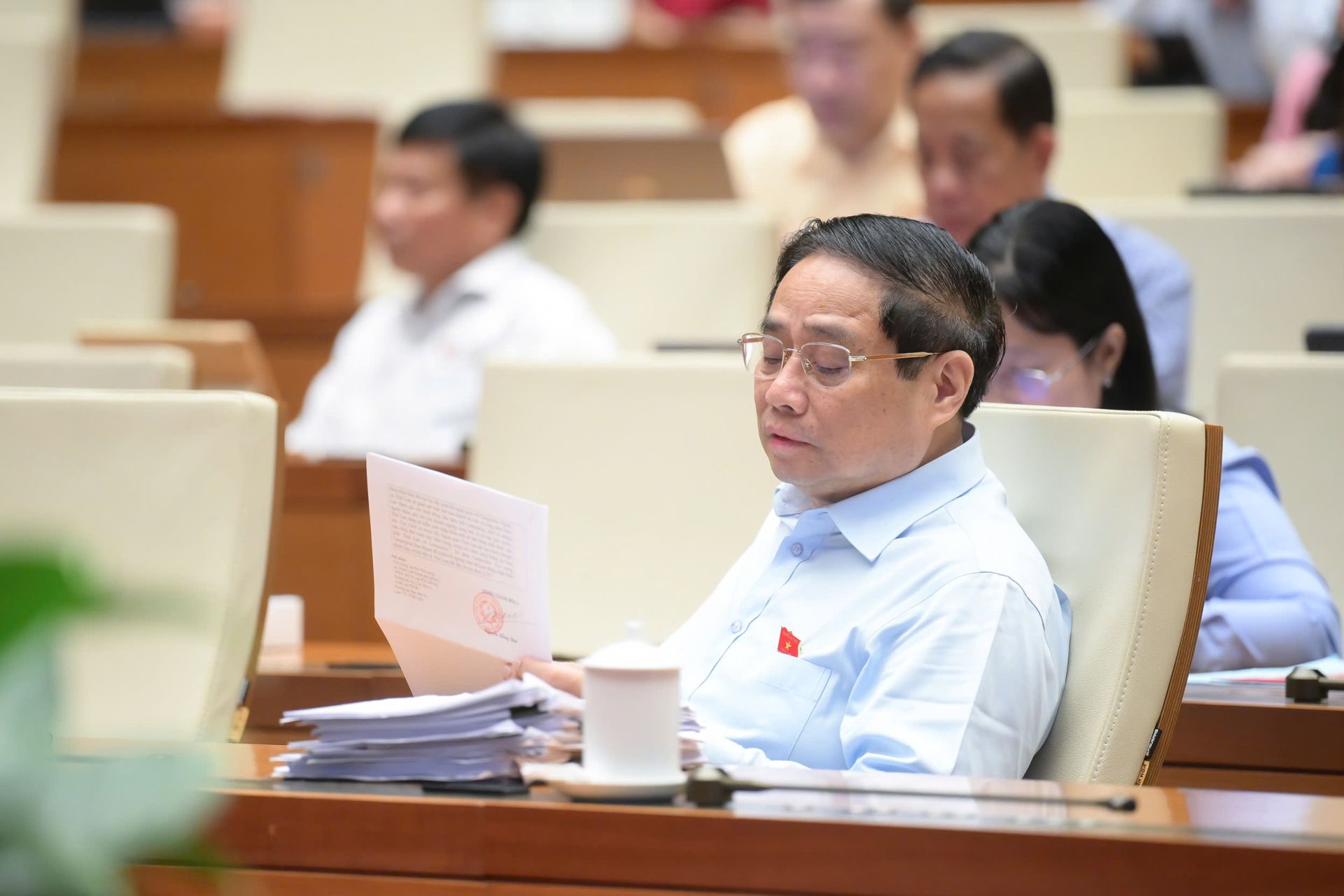 Thủ tướng Phạm Minh Chính nghiên cứu tài liệu về phiên thảo luận