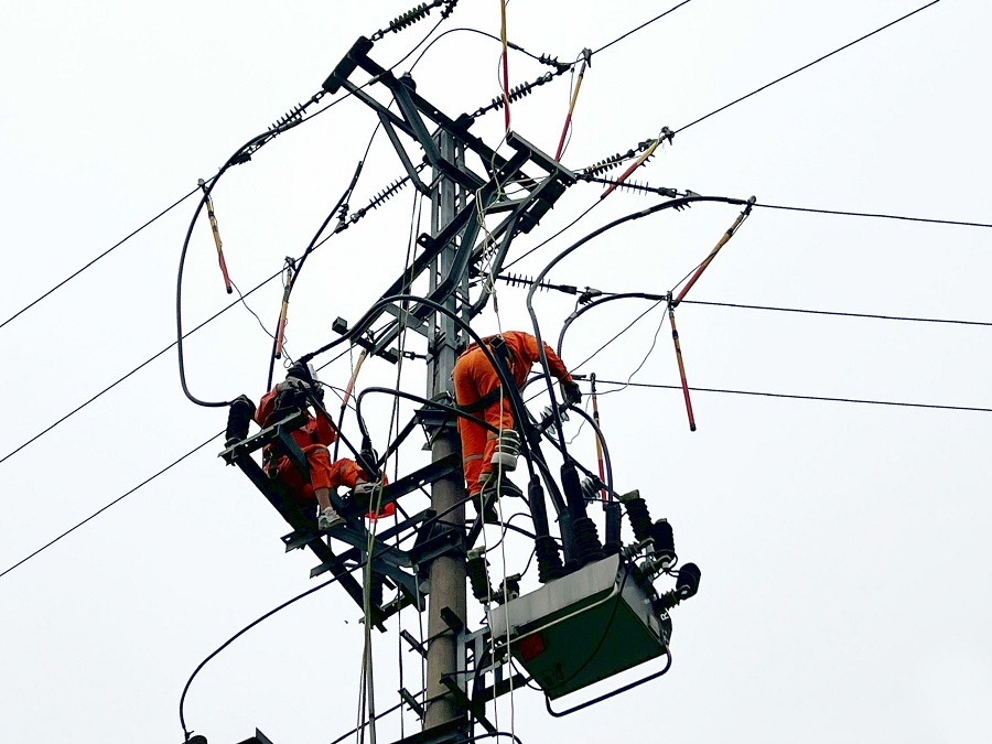 Công nhân Điện lực thành phố Sầm Sơn (PC Thanh Hóa) kiểm tra, xử lý khiếm khuyết trên hệ thống lưới điện để đảm bảo cấp điện an toàn, ổn định mùa nắng nóng 2025