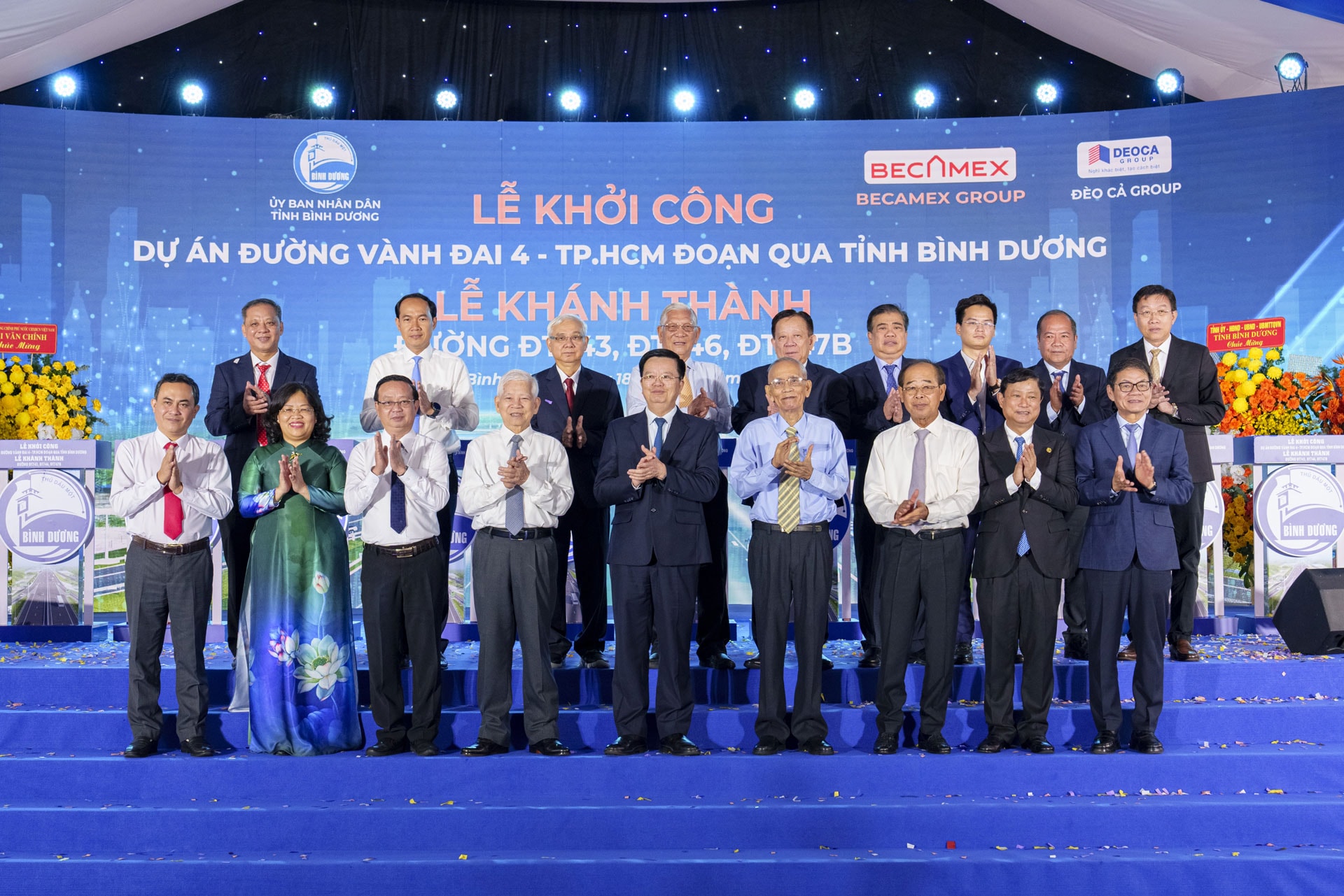 Chủ tịch HĐQT THACO Trần Bá Dương chụp ảnh lưu niệm cùng các đại biểu Chủ tịch HĐQT THACO Trần Bá Dương chụp ảnh lưu niệm cùng các đại biểu