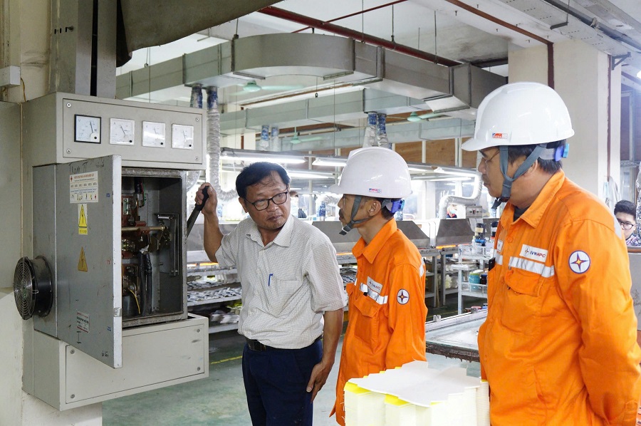 PC Thanh Hóa đã chủ động làm việc với các khách hàng lớn, nhất là các doanh nghiệp sản xuất công nghiệp có mức tiêu thụ điện cao để xây dựng kế hoạch điều chỉnh phụ tải theo khung giờ