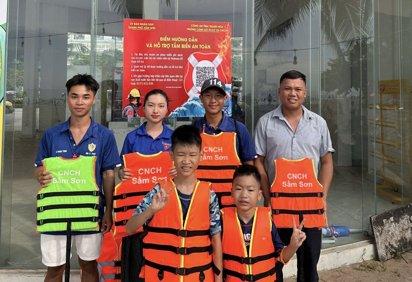 Phòng Cảnh sát PCCC và CNCH trao tặng 200 áo phao cho các Hubway để phục vụ miễn phí cho người dân và du khách