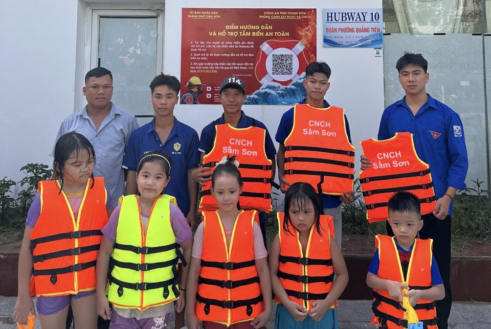 Công an tỉnh Thanh Hóa phối hợp triển khai mô hình điểm hỗ trợ tắm biển an toàn tại Sầm Sơn