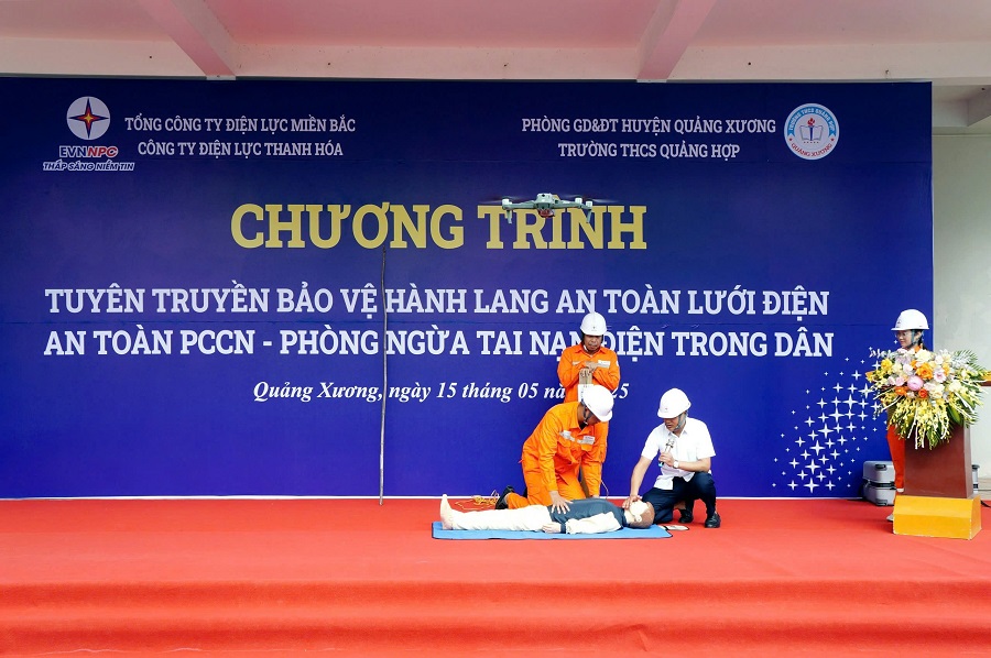 Trong tháng 5/2025 vừa qua, PC Thanh Hóa tổ chức tuyên truyền bảo vệ hành lang an toàn lưới điện, an toàn PCCN, phòng ngừa tai nạn điện trong dân kết hợp tuyên tuyền sử dụng điện tiết kiệm đến giáo viên, học sinh Trường THCS Quảng Hợp (Quảng Xương)