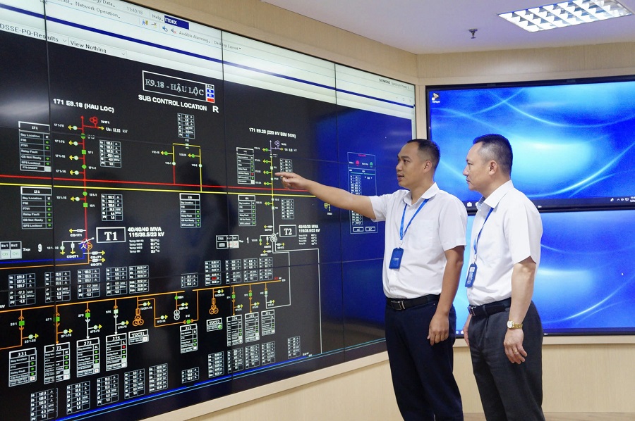 Ông Hoàng Hải, Giám đốc Công ty Điện lực Thanh Hóa kiểm tra công tác trực vận hành tại Trung tâm Điều khiển xa