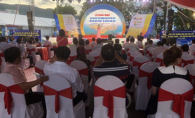 Quang cảnh Lễ Khai mạc Hội chợ. Ảnh: Viết Hiền