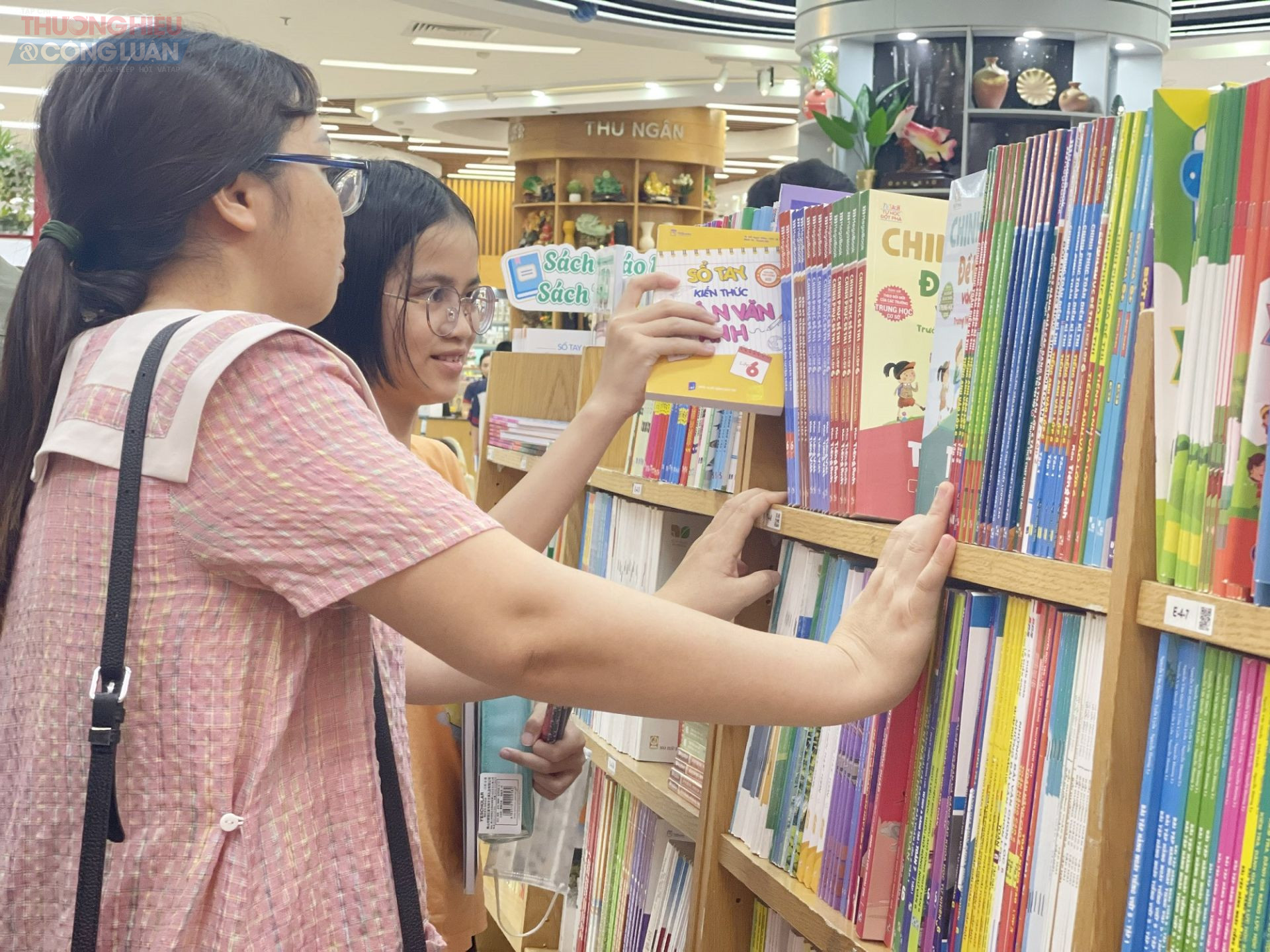 Phụ huynh đưa con đi chọn sách tham khảo. Phụ huynh đưa con đi chọn sách tham khảo.